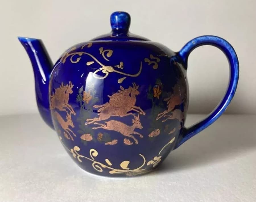 چای در قوری چینی اصفهان به رنگ طلایی در می آید